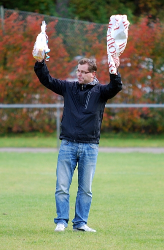 2010_1002_32.JPG - Mikael Hill fick pris av damlaget för sin hjälp med deras fysträning under säsongen. Prisutdelare var Martina Hermansson