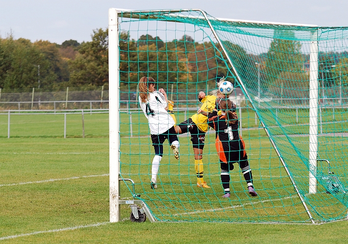 2010_1002_33.JPG - Amanda Segerstedt klackar bollen precis utanför bortre stolpen i början av 2:a halvlek