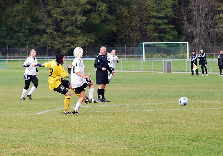 2010_1002_35.JPG - Elin Segerstedt skjuter ett skott från straffområdeslinjen . . . .