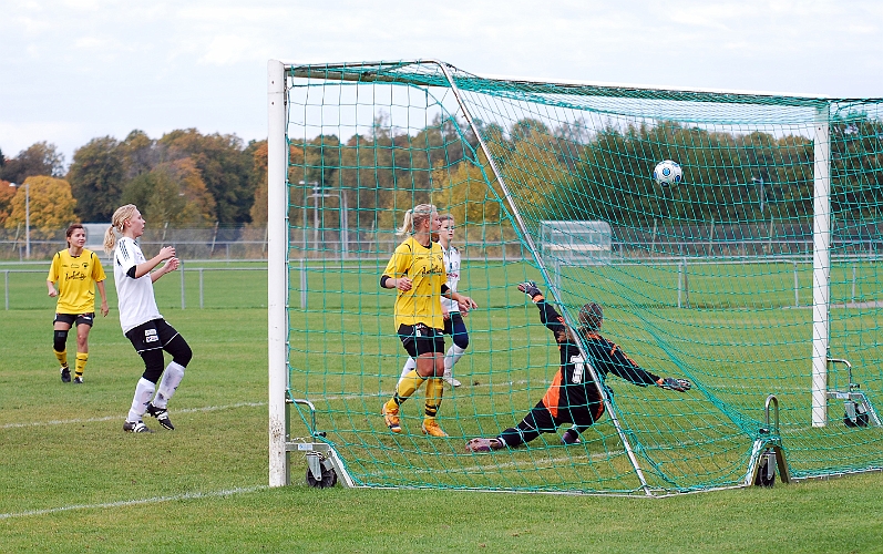 2010_1002_43.JPG - . . . . men BK30 målvakten gör en kanonräddning