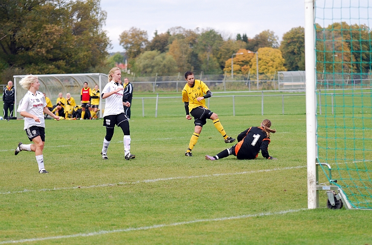 2010_1002_49.JPG - . . . . men inte bättre än att målvakten tar bollen