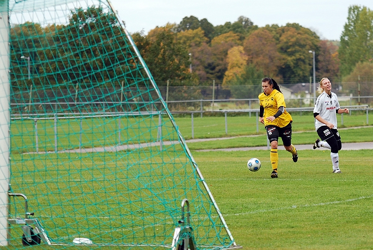 2010_1002_52.JPG - Elin Segerstedt spelar in bollen från kanten framför målet . . . .