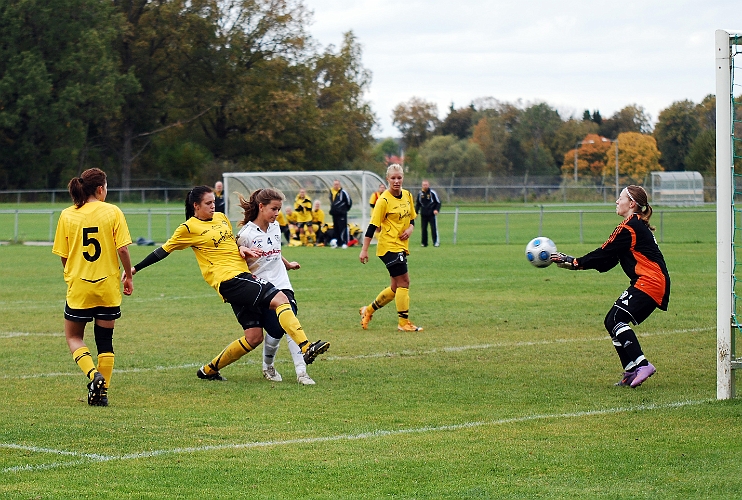 2010_1002_54.JPG - Elin Segerstedt trycker in 9-0 till Södra från nära håll