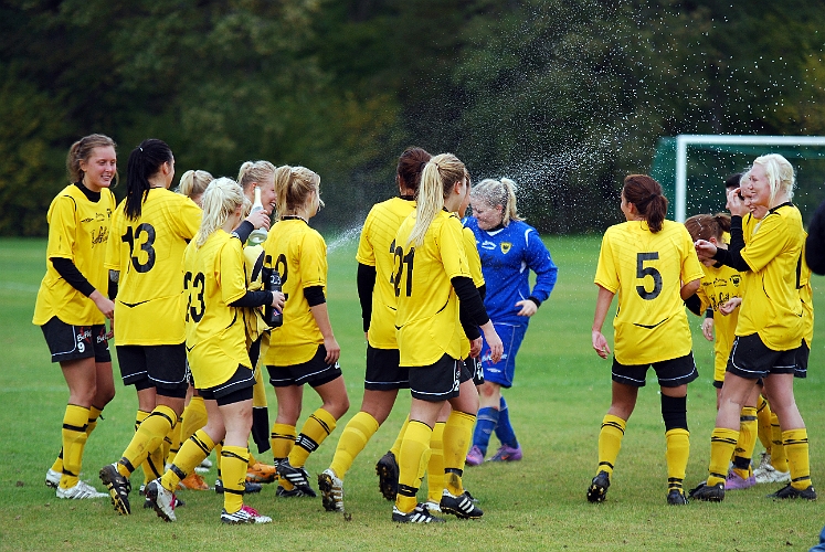 2010_1002_61.JPG - Champagne sprut efter serieseger