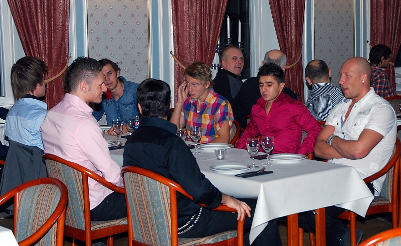 2010_1023_02.JPG - Spelarna börjar komma och tar plats vid borden