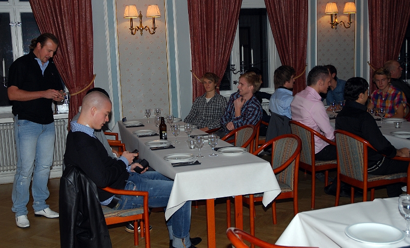 2010_1023_03.JPG - Spelarna börjar komma och tar plats vid borden