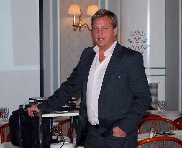 2010_1023_04.JPG - Stefan Nilsson hälsar välkommen och börjar sin genomgång av den gångna säsongen