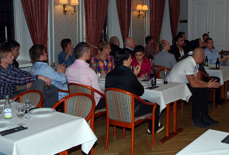 2010_1023_06.JPG - Det visades lite bilder och reportage ur tidningarna från säsongen som var