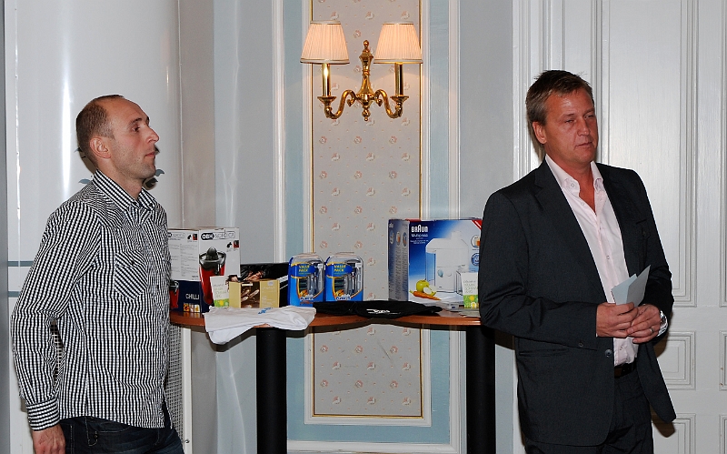 2010_1023_07.JPG - Nu börjar den interna prisutdelningen från tränarstaben till spelarna