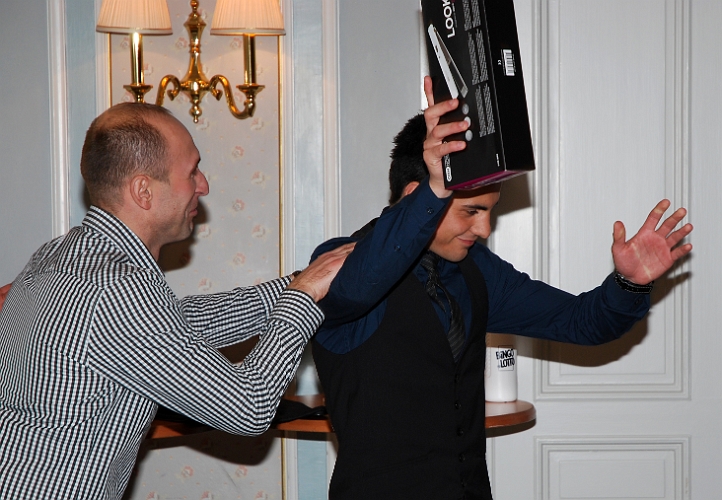 2010_1023_13.JPG - Mergim Bekaj tar emot sitt under applåder från övriga