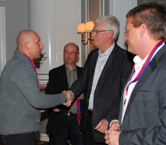 2010_1023_17.JPG - Målvakt Almir Masinovic ny för säsongen får sin medalj
