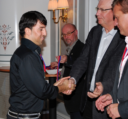 2010_1023_18.JPG - Karim Safari även han ny för säsongen får sin medalj