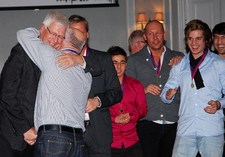 2010_1023_21.JPG - Salih Resulovic får sin medalj