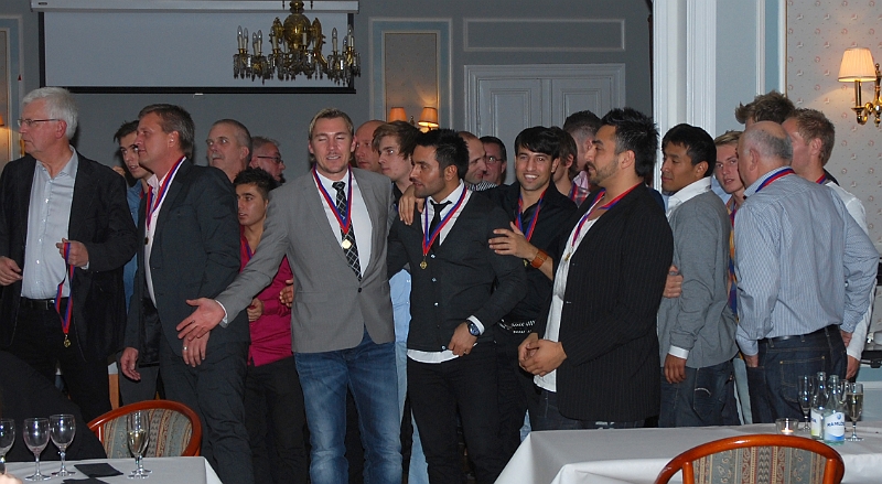 2010_1023_22.JPG - Och in från kanten kommer . . . .