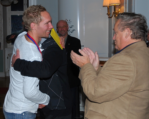 2010_1023_28.JPG - Mikael Wiker Herrlaget får pris