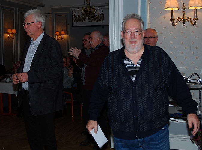 2010_1023_30.JPG - Styrelsen delade ut uppmuntringspris, här till Lars Johnsson och därefter tackade ordförande för den gångna säsongen