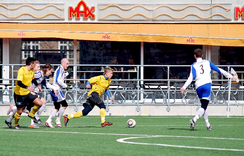 2011_0327_06.JPG - Dervis Grabus tar sig in i straffområdet för ett avslut