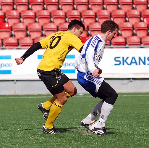 2011_0327_07.JPG - Andreas Karlsson ligger på i ryggen på Rynningespelaren