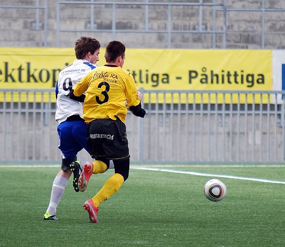 2011_0327_09.JPG - Nr.3 Benjamin Zairi försöker att pressa sig ifatt Rynningespelaren