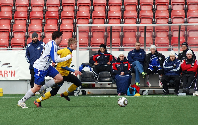2011_0327_10.JPG - Dervis Grabus rycker sig loss på kanten och spelar in bollen mot målet . . . .