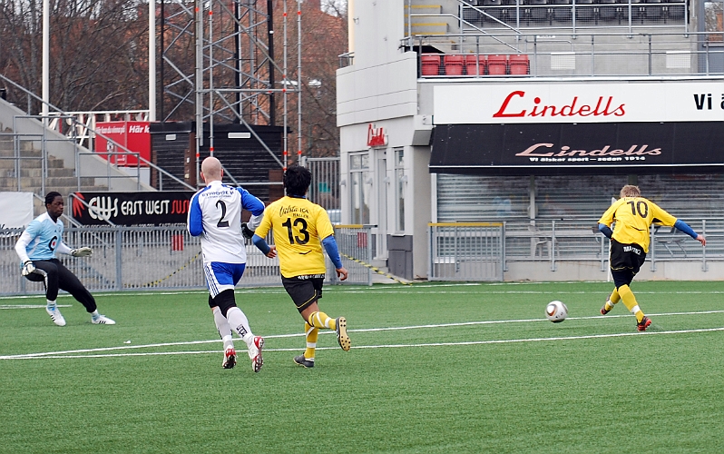 2011_0327_24.JPG - Dervis Grabus reducerar till 6-3 på ett skott strax utanför straffområdet