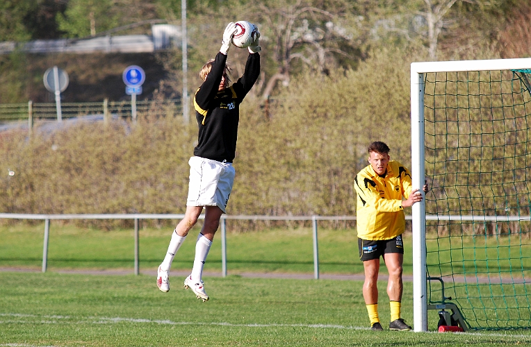 2011_0429_01.JPG - Uppvärmning av Nils Carlsson, målvaktslån från ÖSK Ungdom