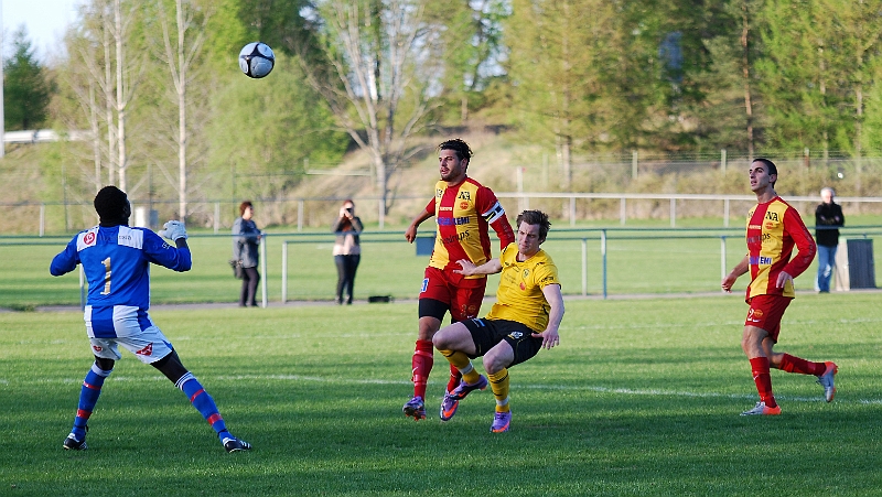 2011_0429_03.JPG - Dennis Jansson kommer inte upp mot bollen, han trycks undan av försvararen