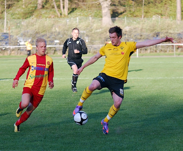 2011_0429_06.JPG - Dennis Jansson tar in bollen innan försvararen hinner fram