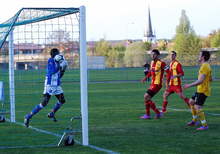 2011_0429_20.JPG - Målvakten tar bollen precis framför mållinjen