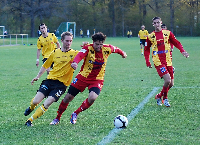 2011_0429_27.JPG - Mikael Wiker hinner inte före försvararen