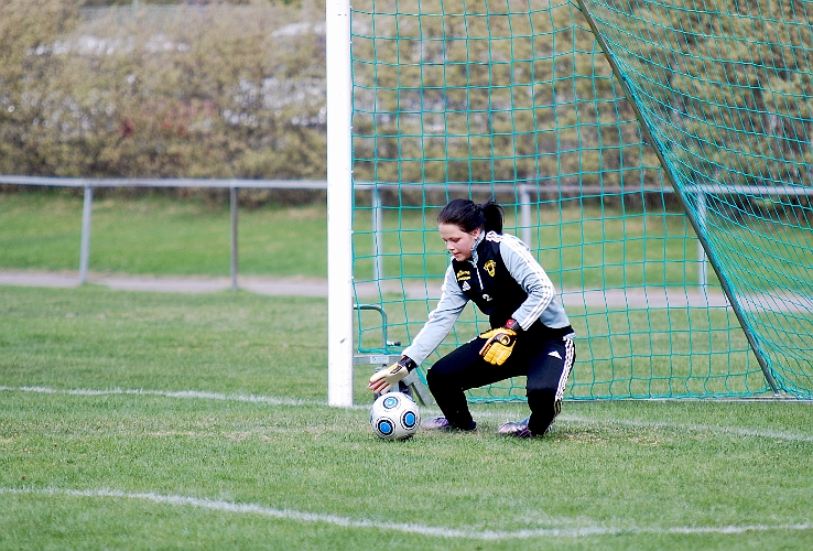 2011_0501_01.JPG - Uppvärmning av mv Martina Hermansson innan matchstart