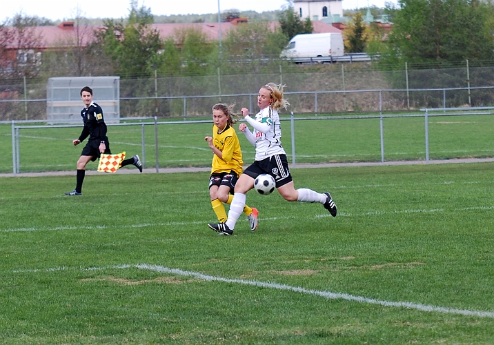 2011_0501_02.JPG - I 1:a minuten spelar Adelisa Grabus in bollen framför mål . . . .