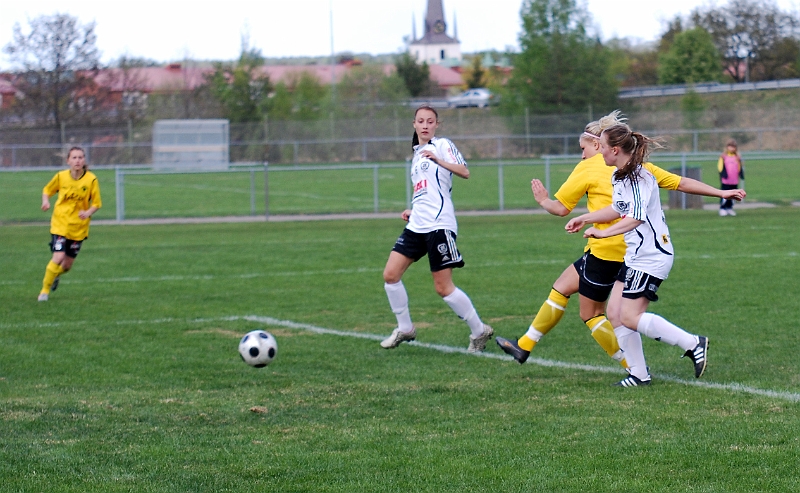2011_0501_03.JPG - . . . . och där kommer Amanda Segerstedt i full fart och slår bollen in i mål. 1-0 till Södra