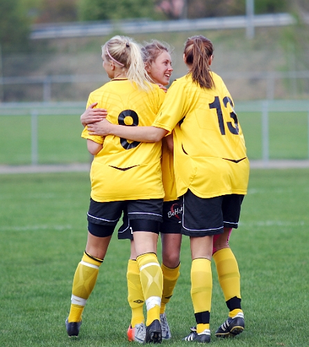 2011_0501_04.JPG - Glada Södratjejer efter ledningsmålet