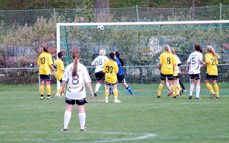 2011_0501_05.JPG - Martina Hermansson räddar på mållinjen med ena armen