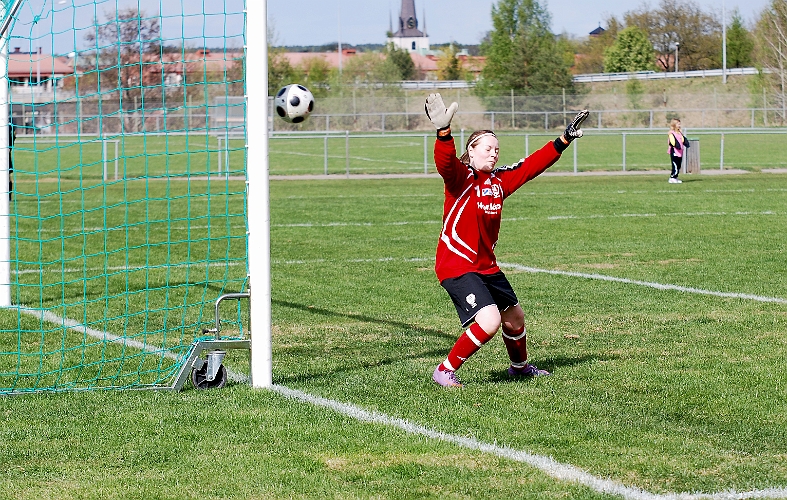 2011_0501_07.JPG - . . . . och avancerar in mot mål, och trycker in 2-0 till Södra vid första stolpen upp i nättaket