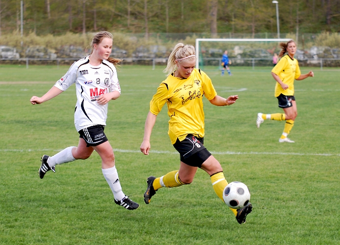 2011_0501_09.JPG - Amanda Segerstedt bryter in i straffområdet med bollen under kontroll