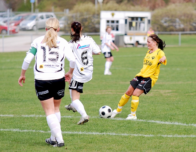 2011_0501_10.JPG - Ida Asp testar med ett skott strax utanför straffområdet