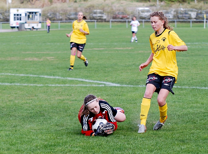 2011_0501_12.JPG - Adelisa Grabus kommer lite för sent, och BK30 målvakten har bollen under kontroll