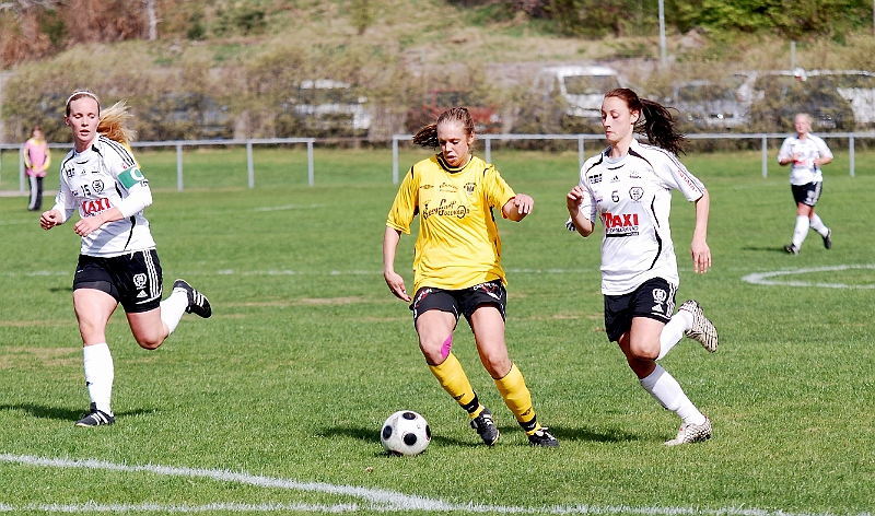 2011_0501_13.JPG - Elin Segerstedt på väg igenom BK30 försvaret