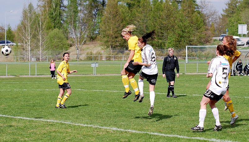 2011_0501_14.JPG - Amanda Segerstedt kommer upp högst på en hörna och nickar in 3-0 till Södra