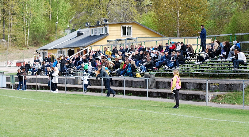 2011_0501_17.JPG - Mellan 100 och 200 åskådare hade letat sig upp till Ekbacken inför damernas premiärmatch