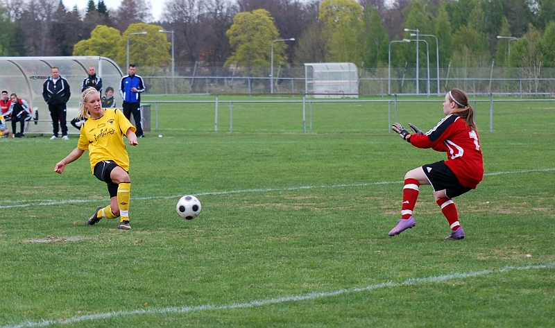 2011_0501_19.JPG - Amanda Segerstedt fri med målvakten betyder 4-0 till Södra