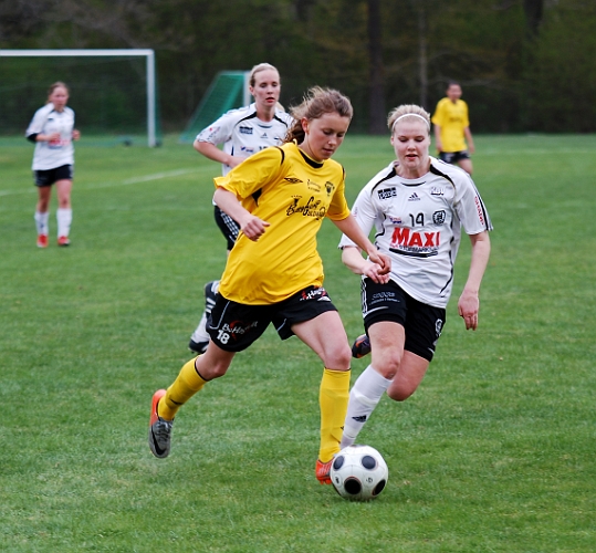 2011_0501_21.JPG - Adelisa Grabus försöker att runda backen på utsidan