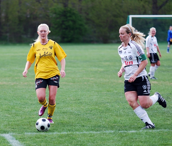 2011_0501_22.JPG - Elin Bergkvist kom in i mitten av 2:a halvlek