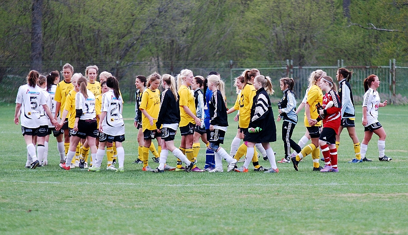 2011_0501_23.JPG - Tjejerna tackar varandra efter matchen
