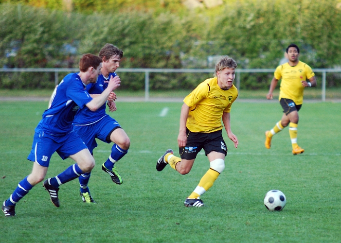 2011_0513_13.JPG - Dervis Grabus utmanar Örebro försvaret