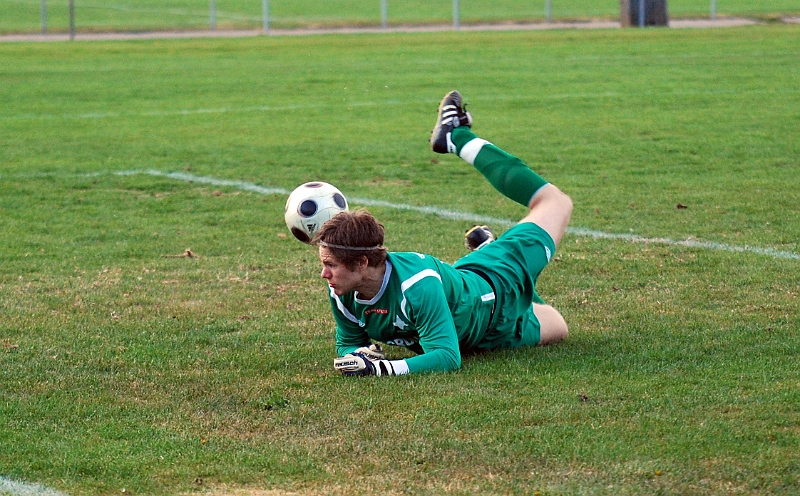 2011_0513_15.JPG - . . . . tar i stolpen, bollen studsar ut på målvakten och sedan till hörna