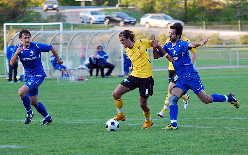 2011_0513_18.JPG - . . . . försvararen försöker att haka upp Rio, som håller undan . . . .