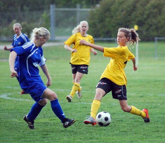 2011_0525_01.JPG - Regnet och matchen började nästan samtidigt, Adelisa Grabus i kamp om bollen